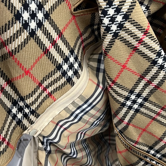 Men’s Burberry double lined trench coat Size L button closure. Pre owned - Picture 12 of 12